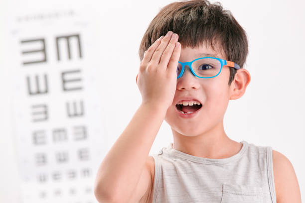 O menino um teste ocular - foto de acervo