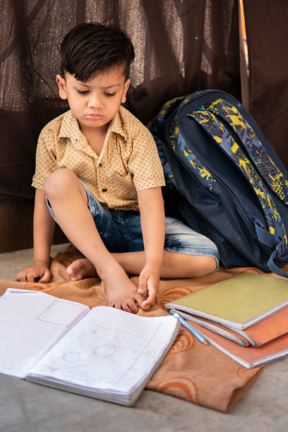 kleiner junge student studieren zu hause. - reading and writing little boys reading asian ethnicity stock-fotos und bilder