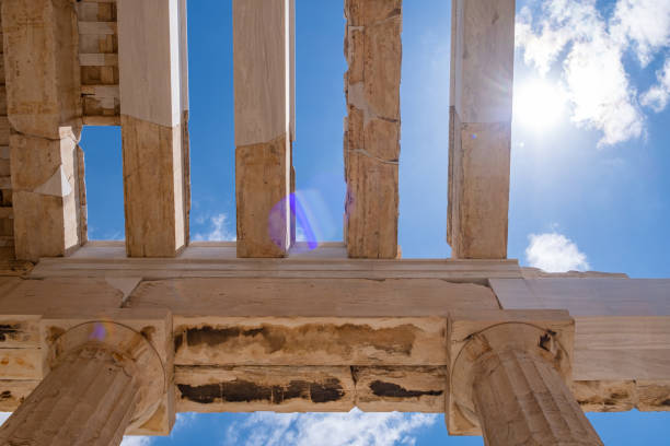 atenas, grecia. propylaea en la acrópolis, techo monumental de la puerta, cielo azul nublado - column gate classical greek roof fotografías e imágenes de stock