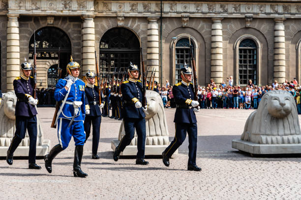 die zeremonie der königlichen garde im königlichen palast von stockholm - stadsholmen stock-fotos und bilder