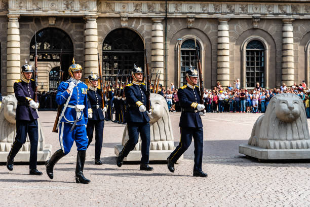 cérémonie des gardes royaux au palais royal de stockholm - stadsholmen photos et images de collection