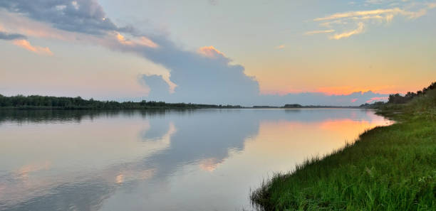 イルティシュ川の夕べ - irtysh river ストックフォトと画像