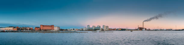 helsinki, finnland. mehrstöckige wohnhäuser in merihaka bezirk in morning sunrise time. panoramablick auf die industriezone des kraftwerks hanasaari und einen teil der insel tervasaari - finnischer meerbusen stock-fotos und bilder