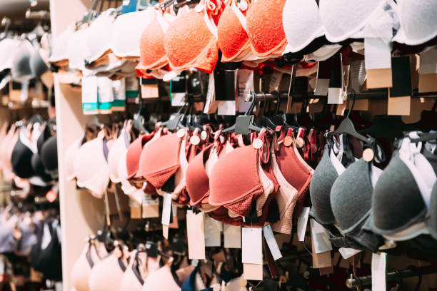 mulher bra brassiere em cabide em loja de shopping center - retail shopping bra underwear - fotografias e filmes do acervo
