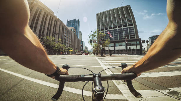 jazda na rowerze pov: człowiek z rowerem wyścigowym szosowym w san francisco - bikers point of view zdjęcia i obrazy z banku zdjęć