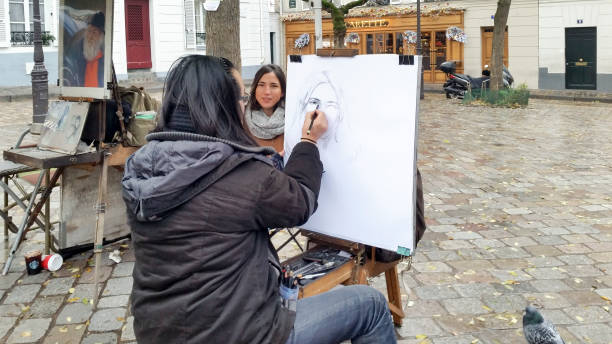 zeichnen eines porträts am place du tertre paris - easel adult art creativity stock-fotos und bilder
