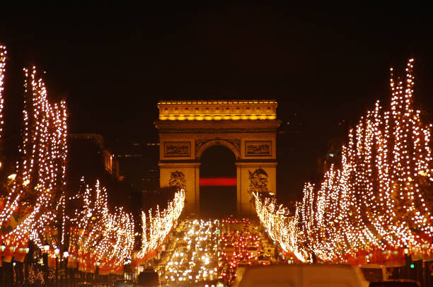 arco di trionfo e illuminazione di natale sugli champs elysees, parigi in francia - arc arc de triomphe paris france street foto e immagini stock