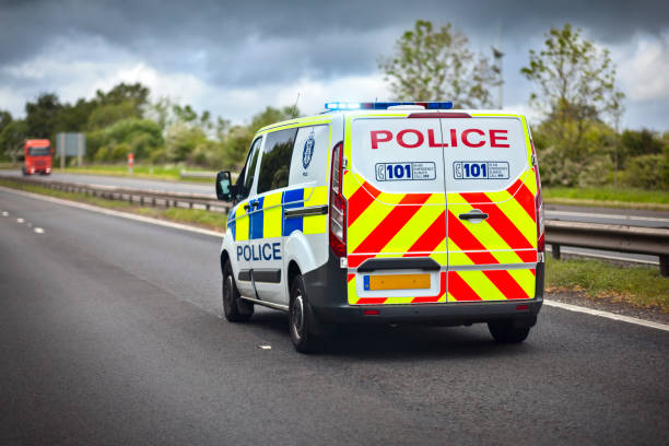 sirène de voiture de police clignotant des lumières bleues sur l’autoroute - british transport police photos et images de collection