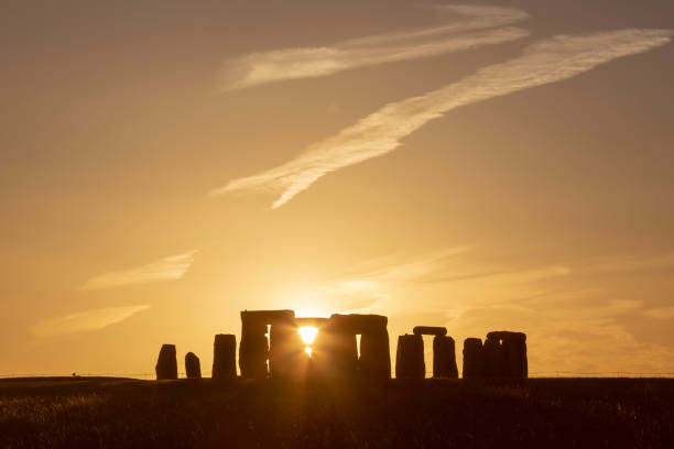 stonehenge solsticio de verano puesta de sol y amanecer 2018 - solsticio de verano fotografías e imágenes de stock