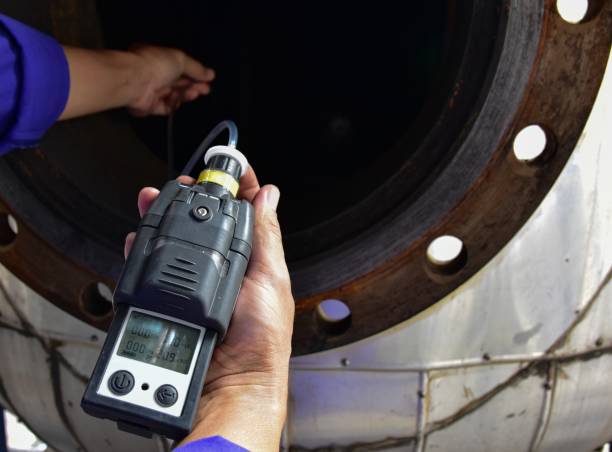 human using the gas detector for detect combustible gas - confined space imagens e fotografias de stock