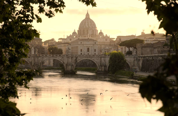 uma luz quente do pôr do sol no rio tibre no coração de roma - st peters basilica vatican michelangelo facade - fotografias e filmes do acervo