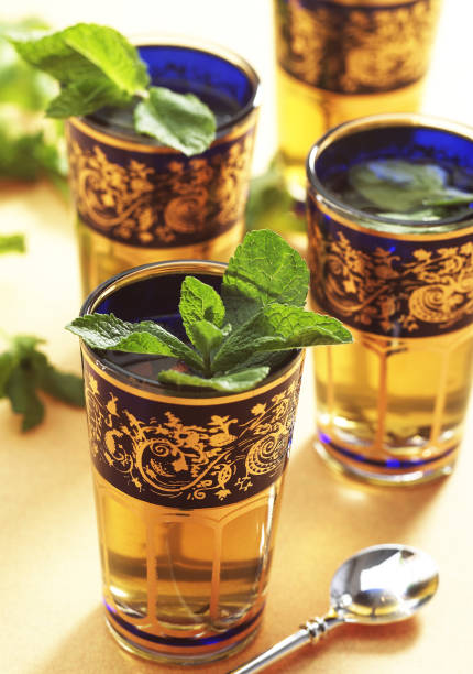 tè alla menta, bevanda nazionale del marocco - morocco tea glass mint tea foto e immagini stock