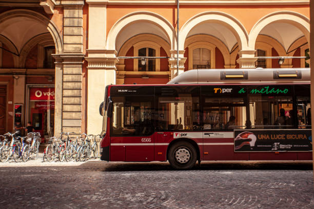 autobus in via bologna - fiorentina bologna foto e immagini stock