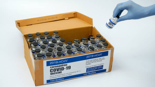 Covid-19 Corona Virus 2019-ncov vaccine vials medicine drug bottles injection blue nitrile surgical gloves box. Vaccination, immunization, treatment to cure Covid 19 Corona Virus infection Concept. covid-19 corona virus 2019-ncov viales de la vacuna medicamentos botellas de medicamentos inyección azul nitrilo caja de guantes quirúrgicos. vacunación, inmunización, tratamiento para curar la infección por el virus covid 19 corona concepto.