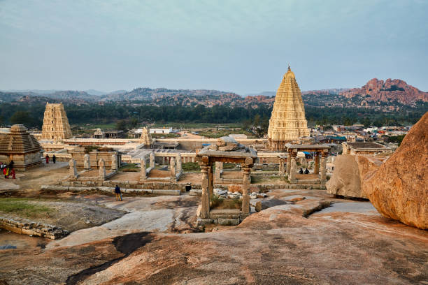 インド カルナータカ�州ハンピのビルパクシャ寺院 - virupaksha ストックフォトと画像