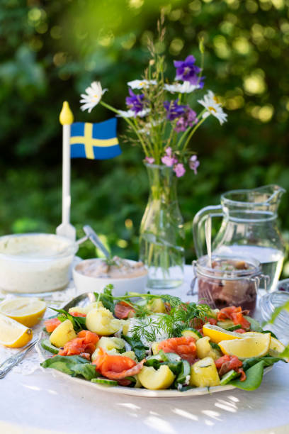 färskrökt laxsallad och annan svensk midsommarsolstice traditionell mat på ett bord utomhus - potatis sweden bildbanksfoton och bilder