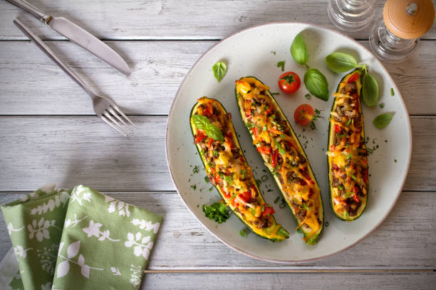 calabacín relleno de carne, verduras y queso - stuffing fotografías e imágenes de stock