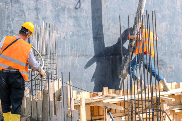 строители заливают цемент - contracting construction built structure concrete стоковые фото и изображения