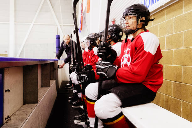 벤치에 여자 아이스 하키 팀 - womens ice hockey 뉴스 사진 이미지