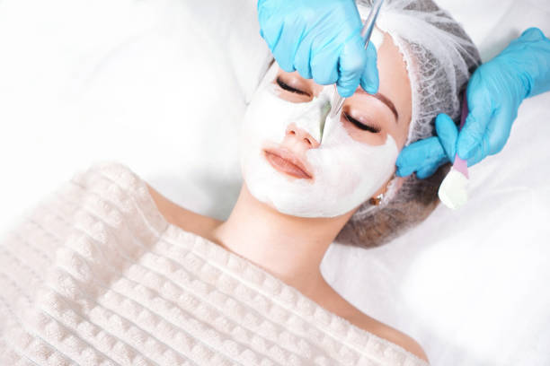 antecedentes de tratamiento de pilling facial con una mujer joven - dermatology dermabrasion surgery medical fotografías e imágenes de stock