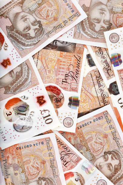 um monte de notas de 10 libras do reino unido - pound symbol ten pound note british currency paper currency - fotografias e filmes do acervo