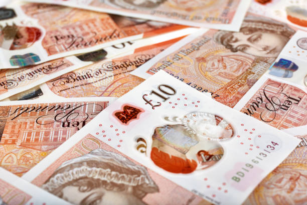 um monte de notas de 10 libras do reino unido. - pound symbol ten pound note british currency paper currency - fotografias e filmes do acervo