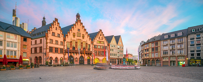 Plaza del casco antiguo romerberg en el centro de Frankfurt, Alemania photo