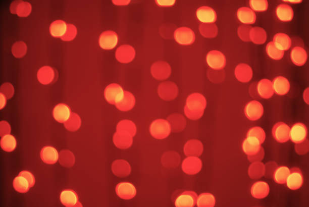 rot-orange trendigen festlichen hintergrund von verschwommenen weihnachtsbeleuchtung - cabaret stock-fotos und bilder