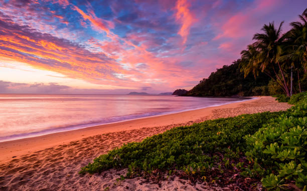 incredibile cielo all'alba visto da trinity beach - cairns foto e immagini stock