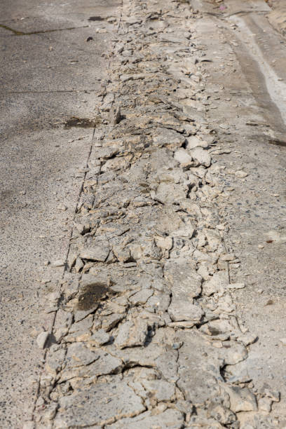 broken road crack texture. après la construction, la surface forée avec le marteau-piqueur. béton cassé par le forage d’excavatrice. la route a été creusée et forée pour créer des fossés de drainage. - 11874 photos et images de collection