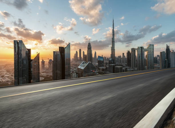 city highway of dubai all'alba, sfondi stradali - downtown district skyline skyscraper asphalt foto e immagini stock