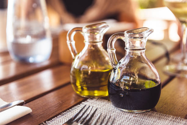 aceite de oliva de alta calidad y vinagre balsámico - salad dressing condiment cooking oil glass fotografías e imágenes de stock