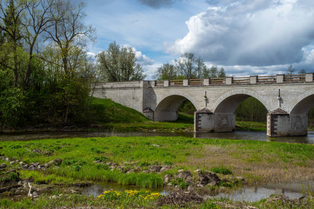 konuvere brücke - gebaut 1861 und war die längste steinbrücke in estland zu dieser zeit. - 1861 stock-fotos und bilder