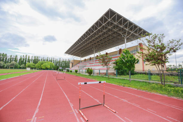 ряд препятствий для легкой атлетики спринт препятствие гонки на стадионе - hurdle sports track track and field playing field стоковые фото и изображения