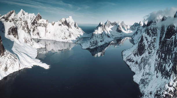 paesaggio lofoten in inverno - norway lofoten and vesteral islands sea mountain range foto e immagini stock