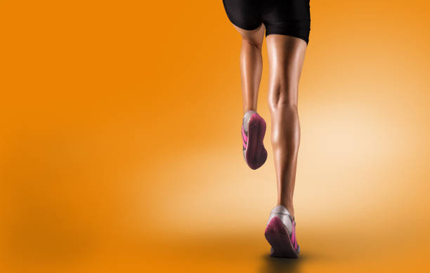 histórico esportivo. pés de corredor correndo de perto no sapato. - running jogging women marathon - fotografias e filmes do acervo