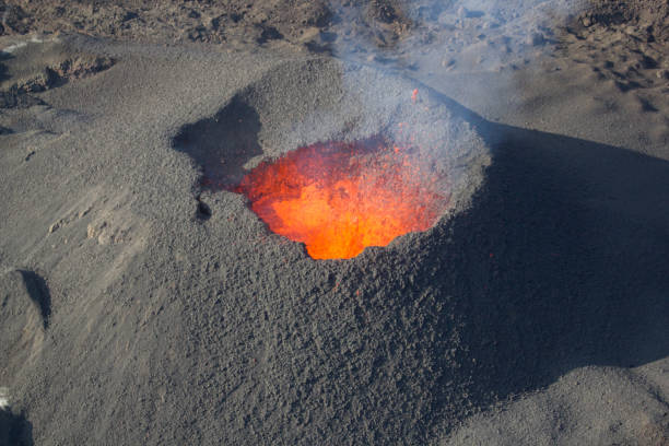 crater of erupting volcano piton de la fournaise, reunion island - caldera imagens e fotografias de stock