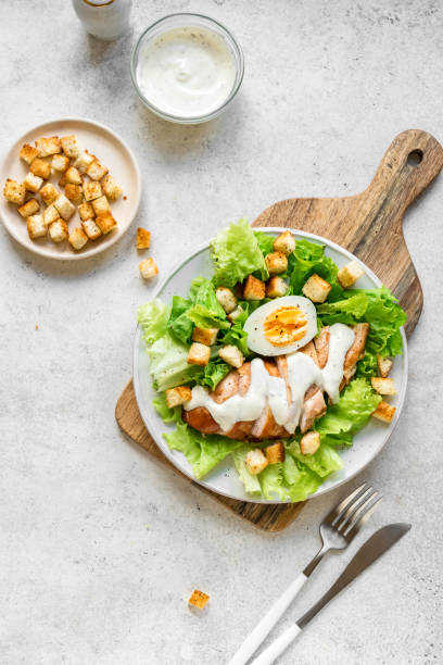 салат цезарь - grilled chicken salad salad dressing food стоковые фото и изображения