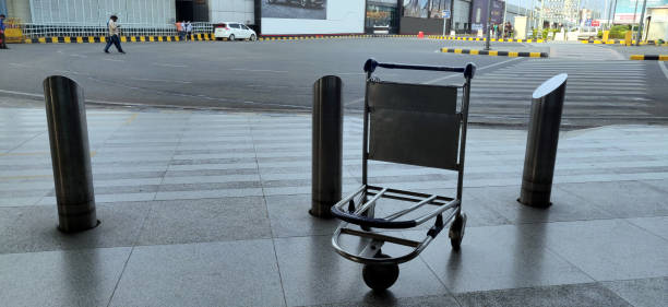 chariot à sac abandonné et vide à l’aéroport international de delhi en juin 2020 - airport india arrival departure board delhi photos et images de collection