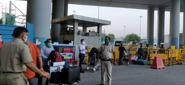 passagers bloqués à l’étranger arrivant en inde avec vande bharat mission - airport india arrival departure board delhi photos et images de collection