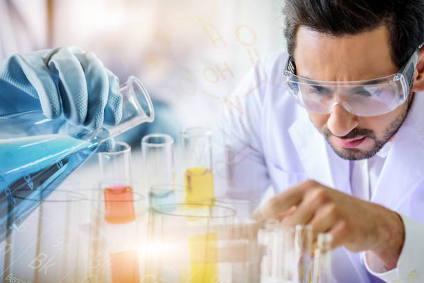 Caucasian scientist man lab technical service observe liquid sample with lab glassware and test tubes in chemical laboratory background, science laboratory research and lab development concept el servicio técnico de laboratorio del hombre científico caucásico observa muestra líquida con cristalería de laboratorio y tubos de ensayo en laboratorio químico, investigación de laboratorio científico y concepto de desarrollo de laboratorio