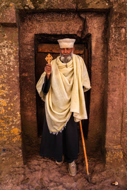 prêtre catholique des églises de lalibela taillées dans le roc. ethiopie, afrique de l’est - saint giorgis photos et images de collection