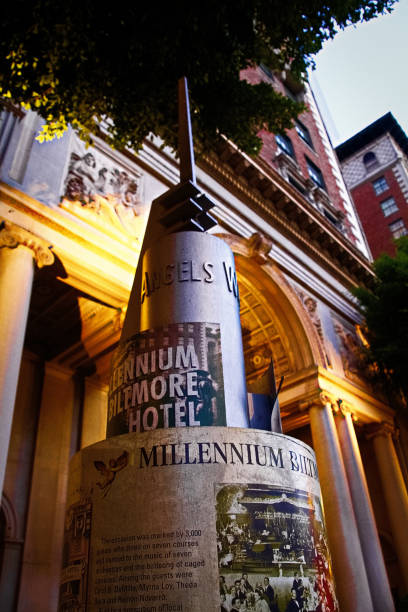 foto da placa de bordo do millennium biltmore hotels e entrada do hotel - millennium biltmore hotel - fotografias e filmes do acervo
