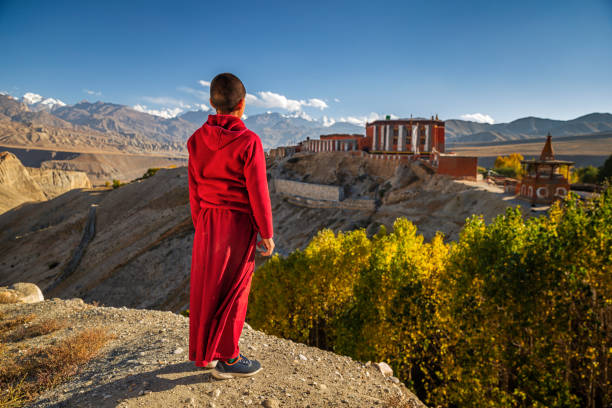 ネパールのアッパーマスタング、ツァラン村の近くの景色を見ている初心者チベットの僧侶 - tibet monk buddhism tibetan culture ストックフォトと画像