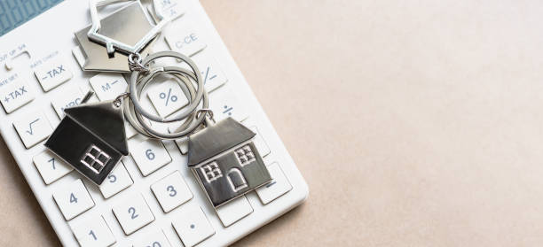 casa en calculadora. - interest rate house loan budget fotografías e imágenes de stock