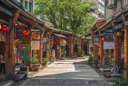 Shenkeng old street is an ancient street in New Taipei city famous for delicious tofu related food and nostalgic Taiwan feel. It was an important stop along the Danlan Old Trail