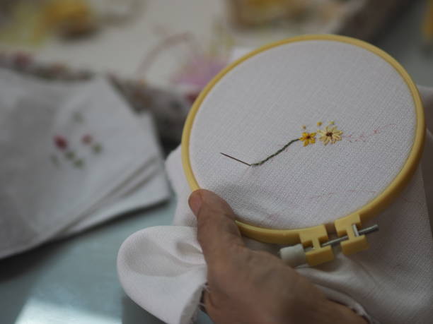 手の女性刺繍花シンプルステッチで手のステッチの花手作りアート - thread tailor art sewing ストックフォトと画像