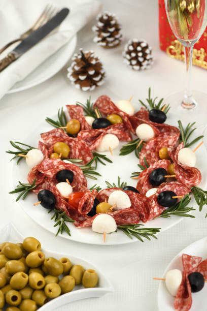 wieniec bożonarodzeniowy - antipasto. kanapki salami z oliwkami, mozzarella dla dzieci. - salami sausage portion decoration zdjęcia i obrazy z banku zdjęć