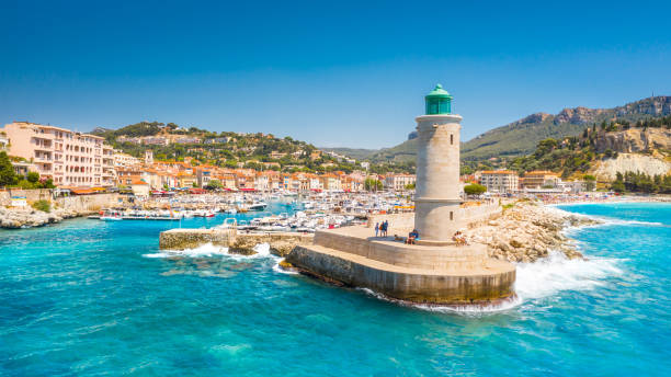 vista panorámica del pueblo pesquero de cassis cerca de marsella, provenza, francia del sur, europa, mar mediterráneo - marselle fotografías e imágenes de stock