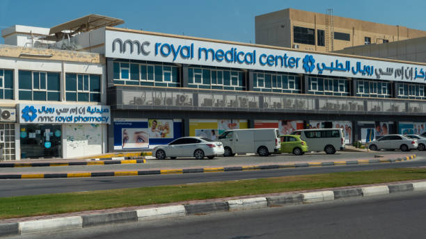 королевская аптека и медицинская клиника nmc в рас-эль-хайме, объединенные арабские эмираты, для ухода за пациентами и осмотра врачей. - ras al khaimah стоковые фото и изображения